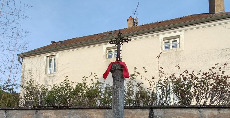 Pourquoi les calvaires sont ornés d&rsquo;un tissu rouge&nbsp;?